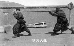 1900年耍刀枪的老清兵照片