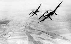 二战中德国对英格兰的空袭场面实拍照片（一）