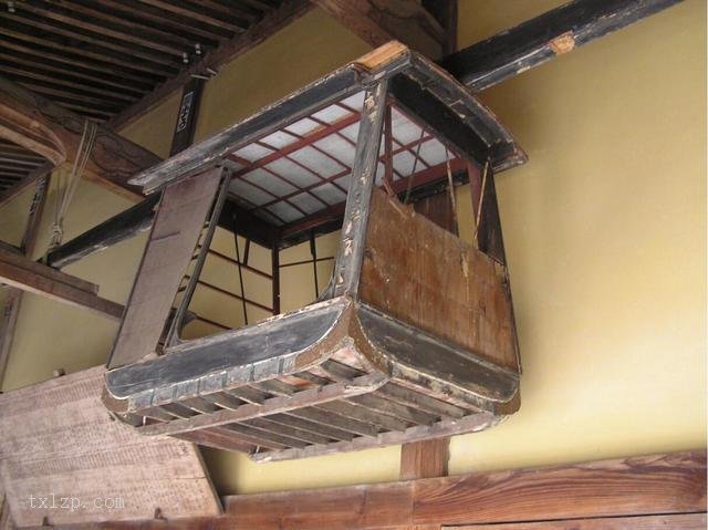 老照片：日本古代出行工具，平民用的像鸡笼，贵人用的像小棺材