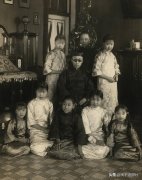 1920年代末代皇帝溥仪与弟妹九人的合影照 6个妹妹的结局揭秘