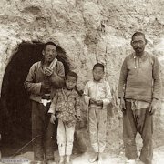 1939年山西临汾老照片 住在窑洞中的贫困人家生活全记录